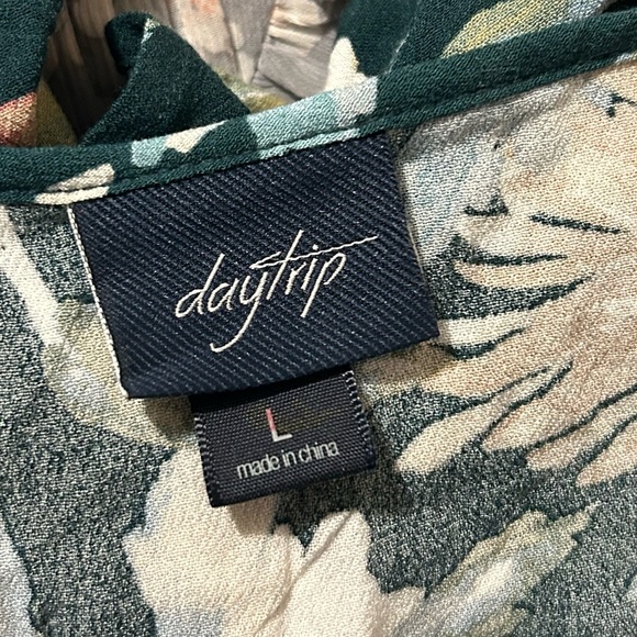 DAYTRIP Floral Flutter Sleeve Cold Shoulder Tulip Back Top L - Picture 12 of 15